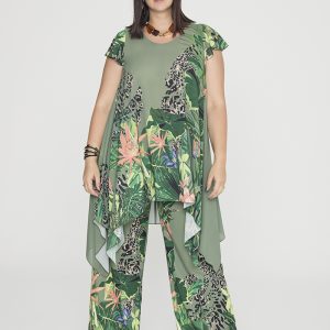 Blusón asimétrico verde con estampado tropical.