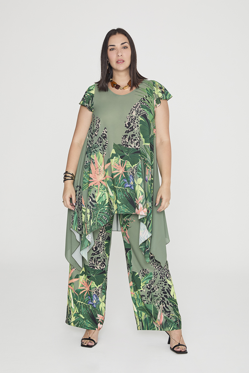Blusón asimétrico verde con estampado tropical.