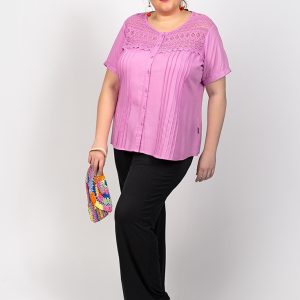 Camisa con canesú y jaretas.