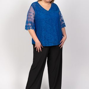 Blusa color azulón con escote a pico.