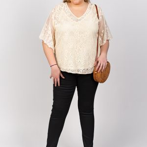 Blusa beige con escote a pico.