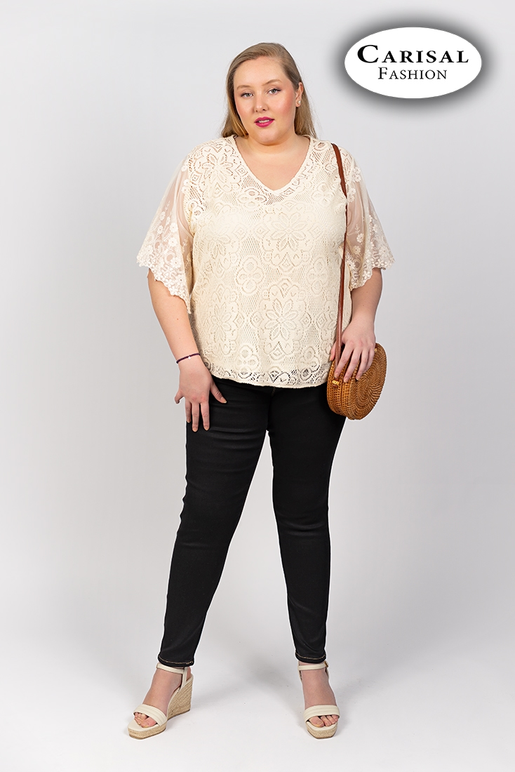 Blusa beige con escote a pico.