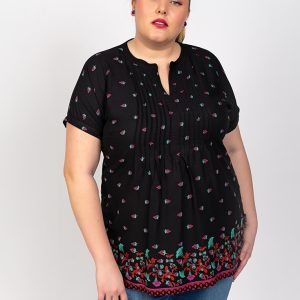 Blusa negra con jaretas.