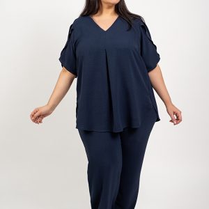 Blusa azul marino con manga tulipan.