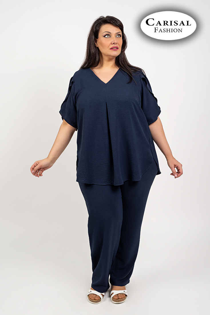 Blusa azul marino con manga tulipan.