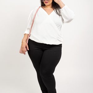 Blusa blanca cruzada.