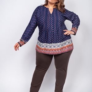 Blusa estampada con jaretas y cenefa.