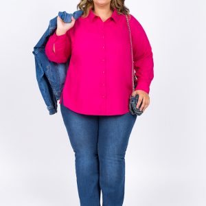 Camisa fucsia con cuello camisero lisa.