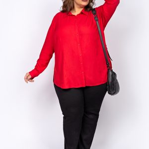 Camisa roja con cuello camisero lisa.