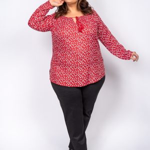 Blusa con estampado en tonos rojos