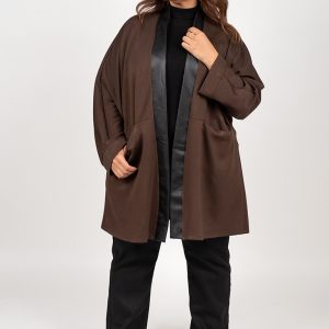 Chaqueta con detalle en polipiel.