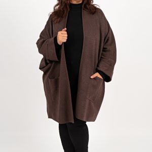 Chaqueta con bolsillos delanteros.