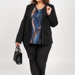 Blazer negro curvy de corte clásico.