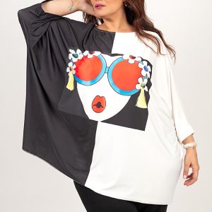Camiseta con ilustración pop y diseño bicolor.