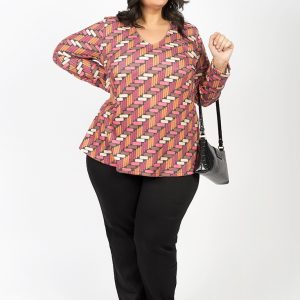 Jersey estampado geométrico en tonos cálidos.